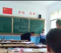 贵州水城县茨冲小学老师在教室殴打一名学生